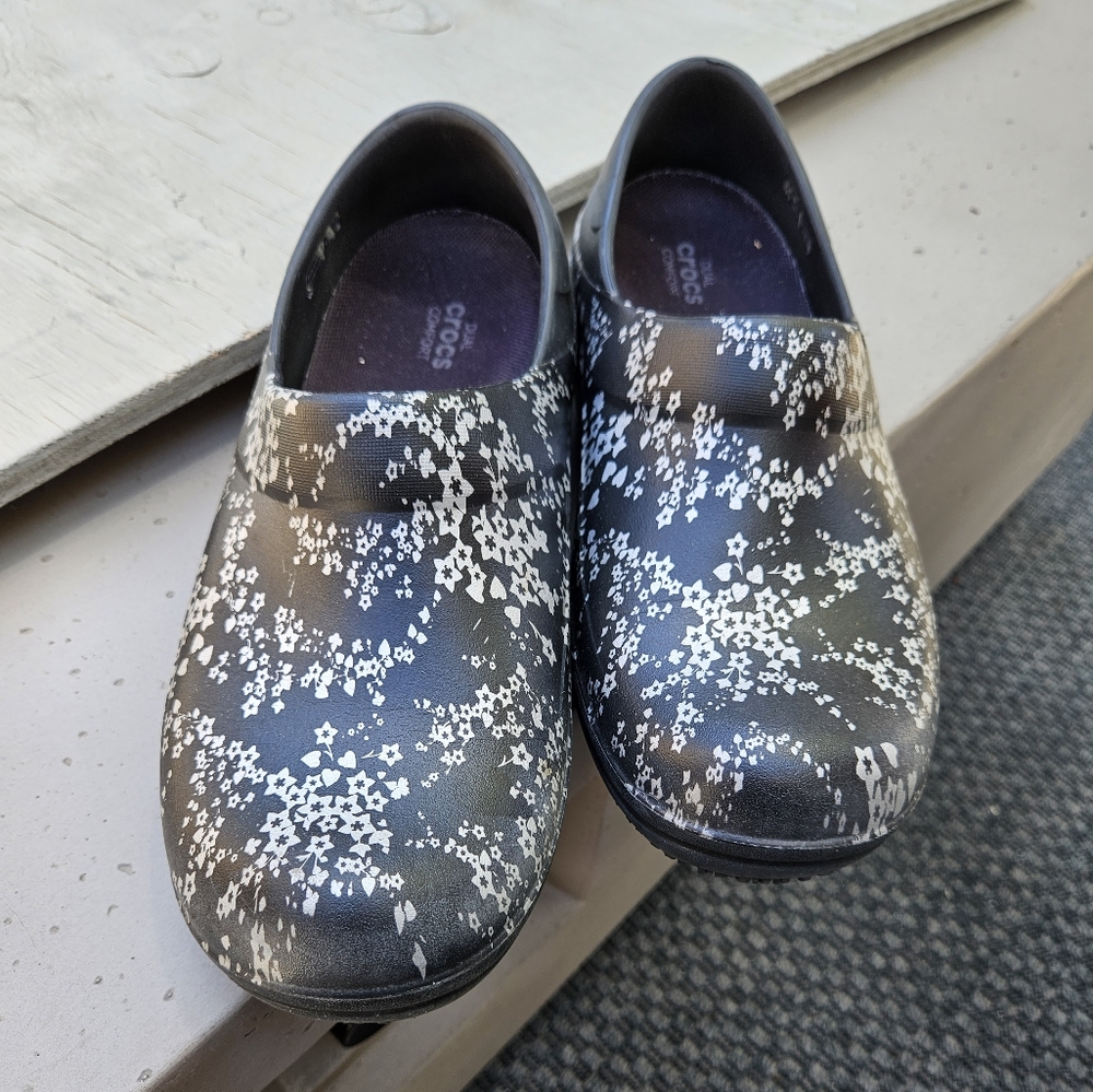 Crocs Women's Dual Comfort Neria Pro II Nurse Shoes Graphic Clog 205385 Size 8